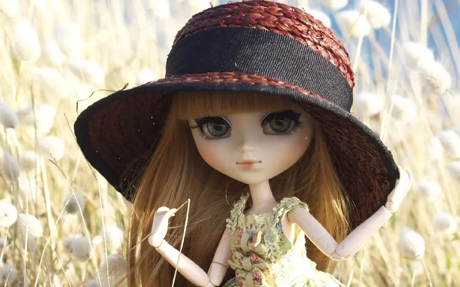 Full download girly wallpaper with a beautiful doll design with a hat