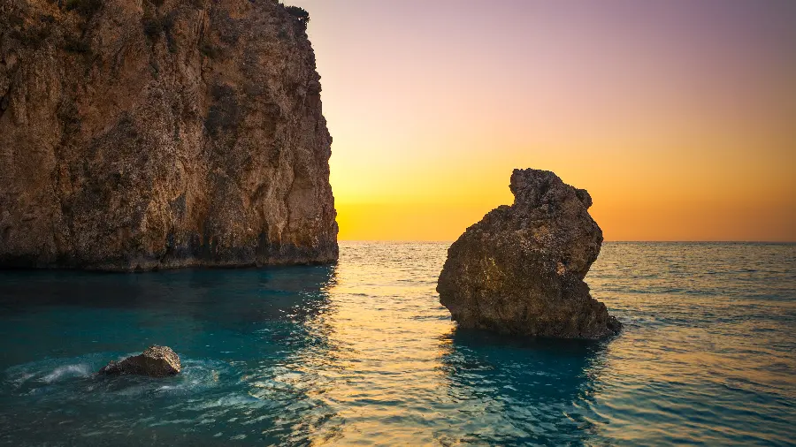 Download an interesting background of the sea with a special color theme 