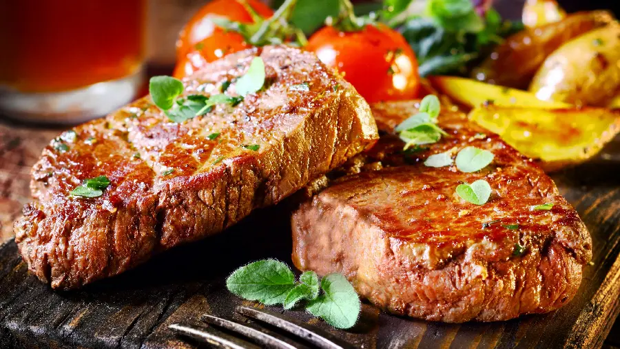 Delicious and delicious food is fried meat