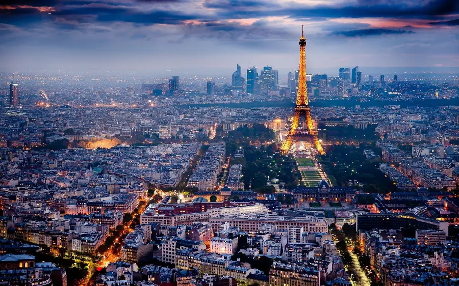 Download an exceptional image of the famous city of Paris and the symbol of French culture at a dreamy night