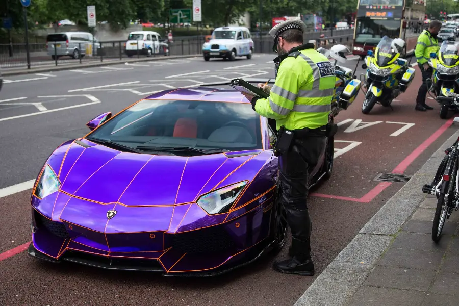 Interesting image of a purple Lamborghini being fined by the police