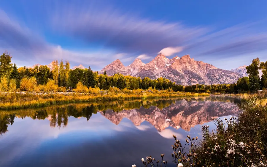 Super Beautiful HD View of Nature Reflected in Lake 