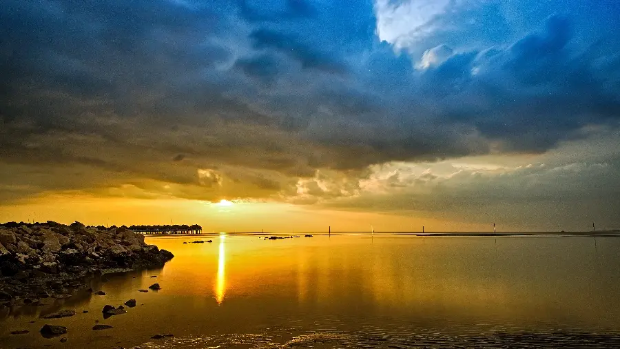 Amazing wallpaper of a sunset sea scene in Ultra HD quality