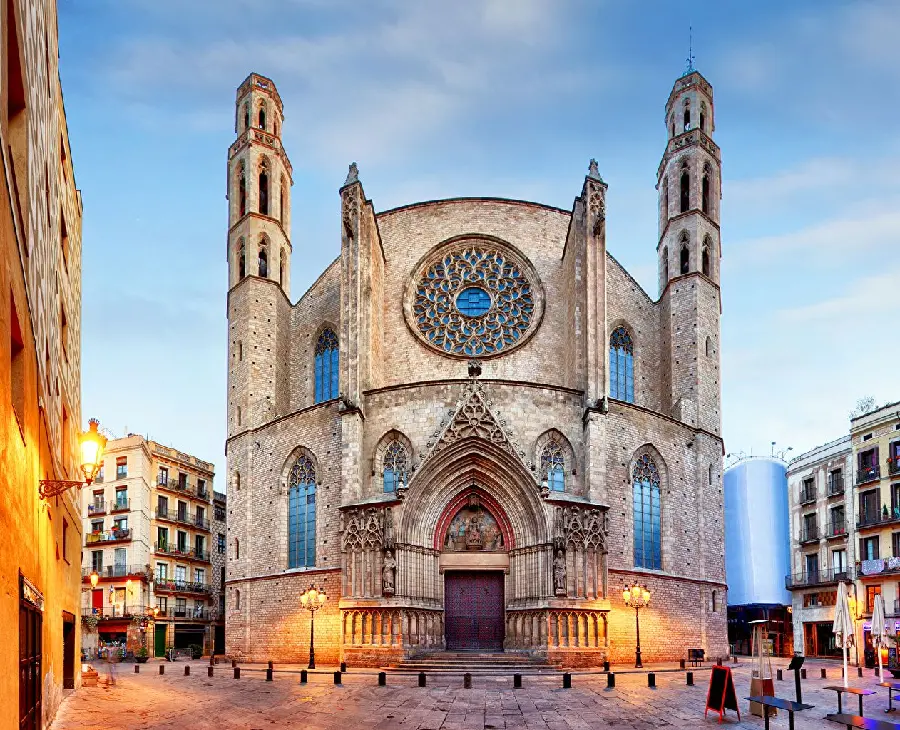 Attractive background image of the famous tourist attraction of Barcelona, ​​the Cathedral Magnificent Sagrada Familia Laptop Wallpaper