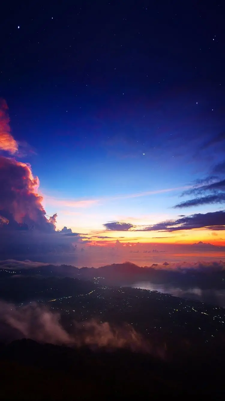A cute and new background image of a sky with dark clouds in good quality