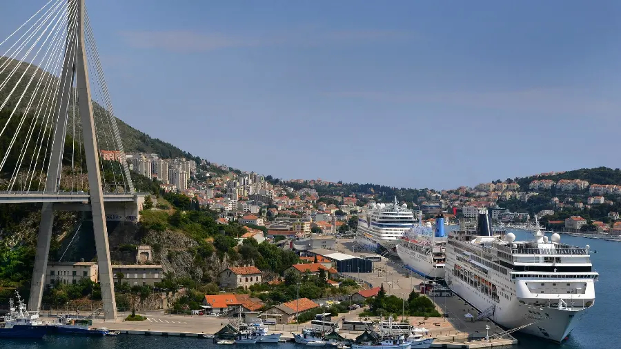 Download HD quality top wallpaper of beautiful and new buildings and the flyover of the port city