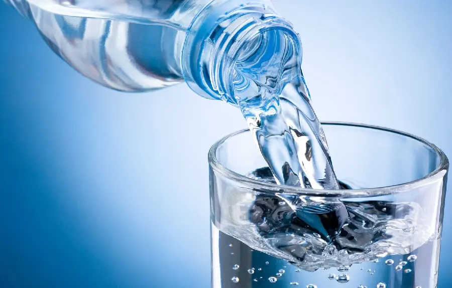 The latest image of drinking mineral water that we pour into a glass, WhatsApp exclusive
