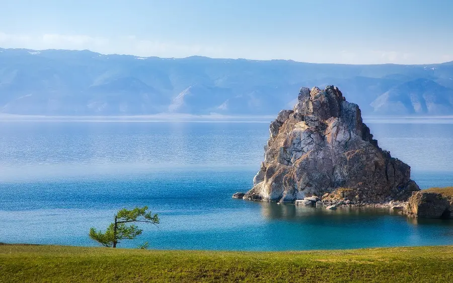 Cool Nature Widescreen Wallpaper of a Large Rock in the Water