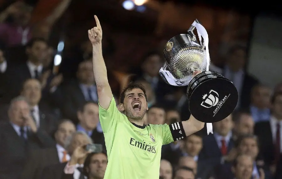 Photo of Casillas with the World Cup in his hand, suitable for phone backgrounds