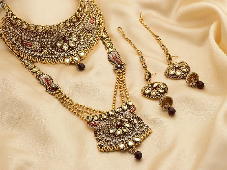 A unique set of traditional Indian gold with a choker, necklace and earrings with masterpiece details
