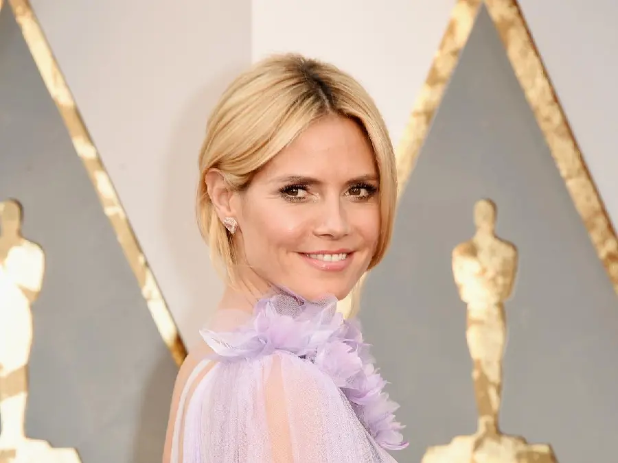 The most pleasant picture of Heidi Klum in a charming lilac dress suitable for Instagram stories 