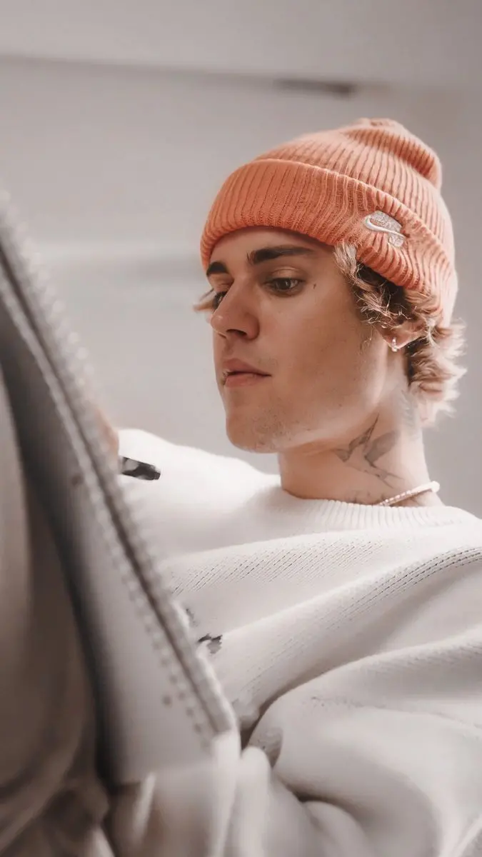 Shining profile photo of Justin Bieber with a colorful hat 2022