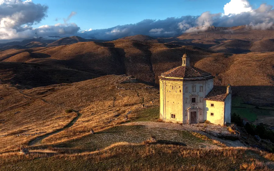  Pictures of nature with uniform vegetation and incredible views of an extraordinary ancient and historic monastery