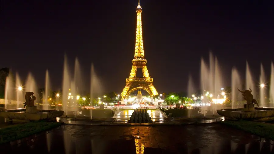 The most excellent image of a special background for the phone of the Eiffel Tower and the fountains and lights around it in Paris, kindergarten of culture