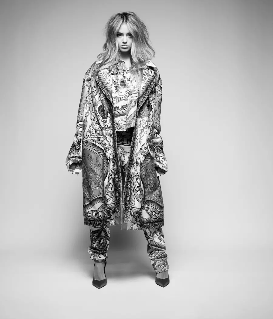 Interesting photo of Leni Klum with a black and white theme for profile 