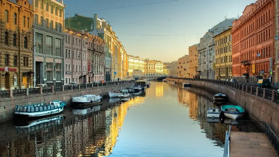  Download wallpaper of St. Petersburg buildings over the water