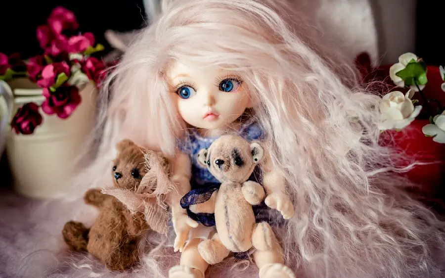 Beautiful Picture of Little Melos Doll with White Hair 1401