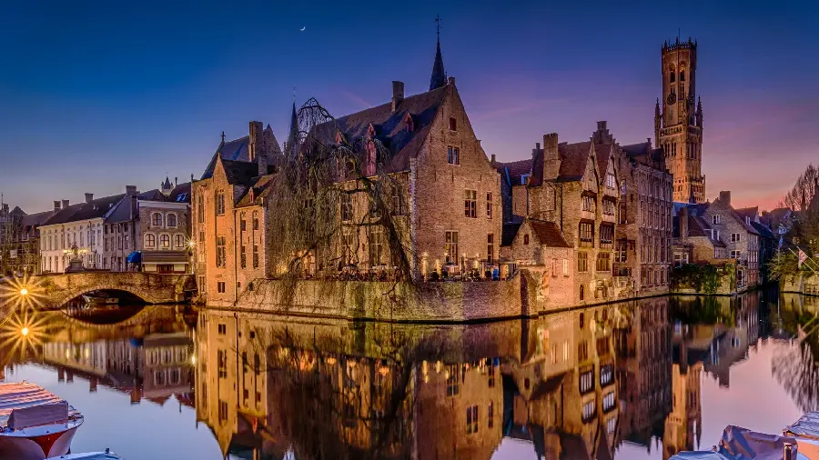 Apple laptop-specific nostalgic wallpaper of beautiful and new buildings and their reflection in the clear water around them