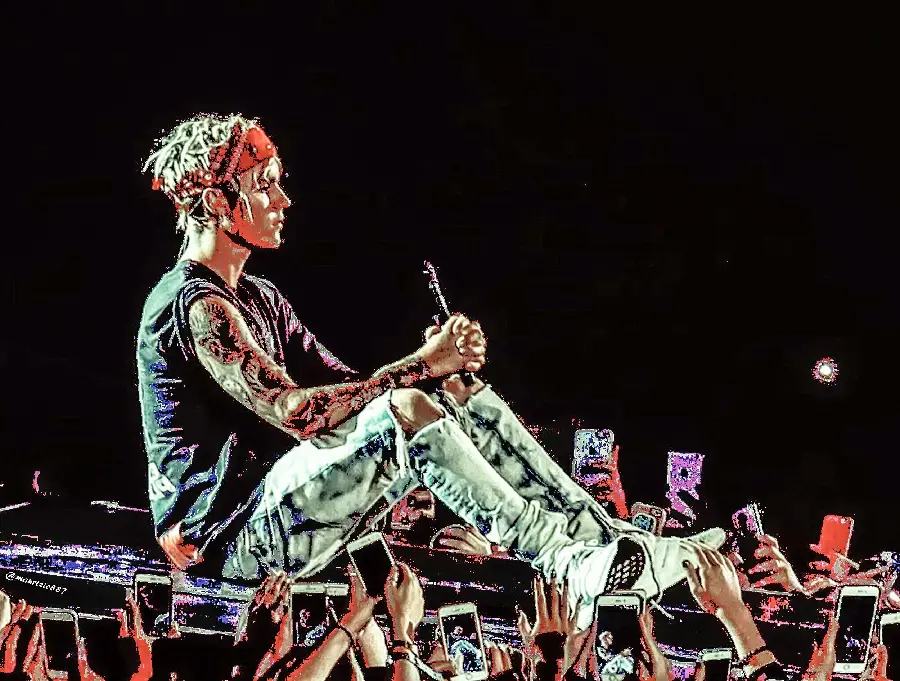 Cool photo of Justin Bieber running between fans 
