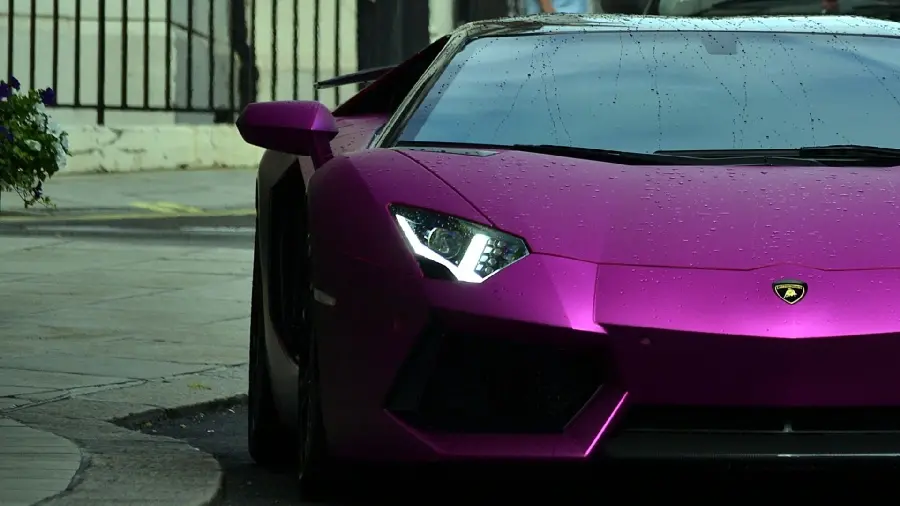 Download a very beautiful purple Lamborghini wallpaper for Windows 11