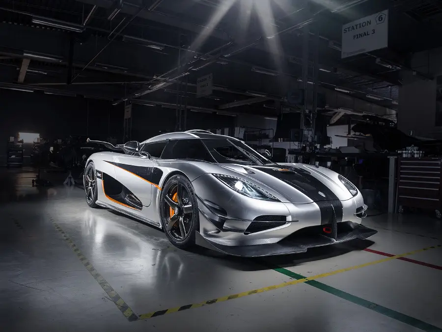 The latest laptop wallpaper with a valuable car design