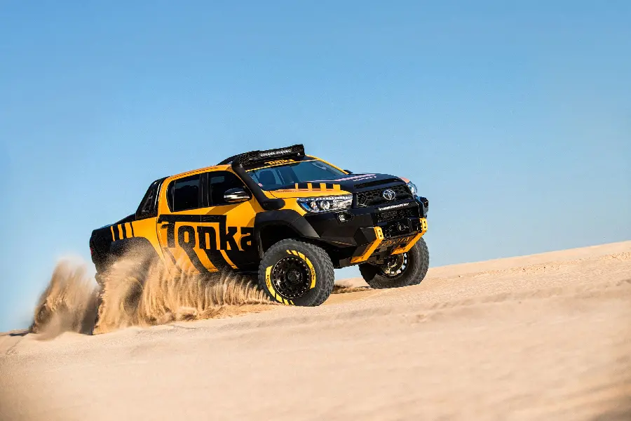Cool and Fast Toyota Hilux Offroad Photo in the Sands of Desert High Quality FUII Hd