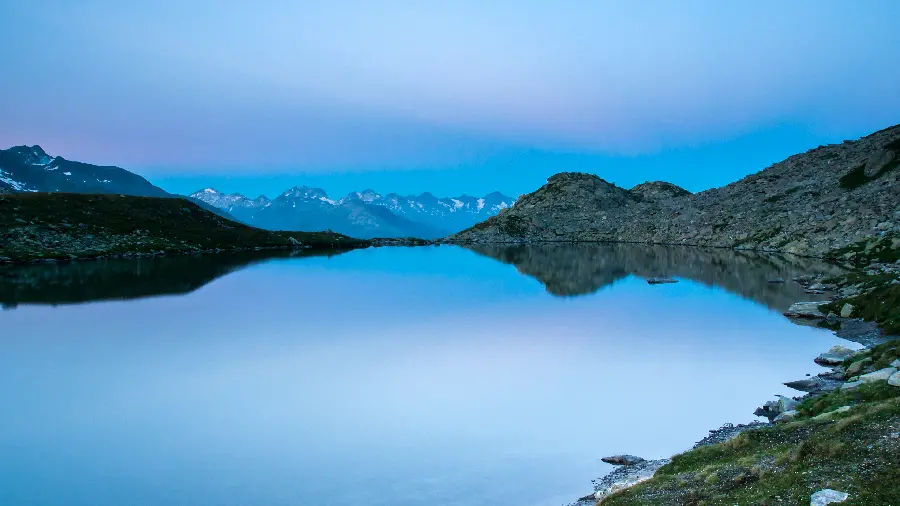 Latest blue lake image for Windows 11 background