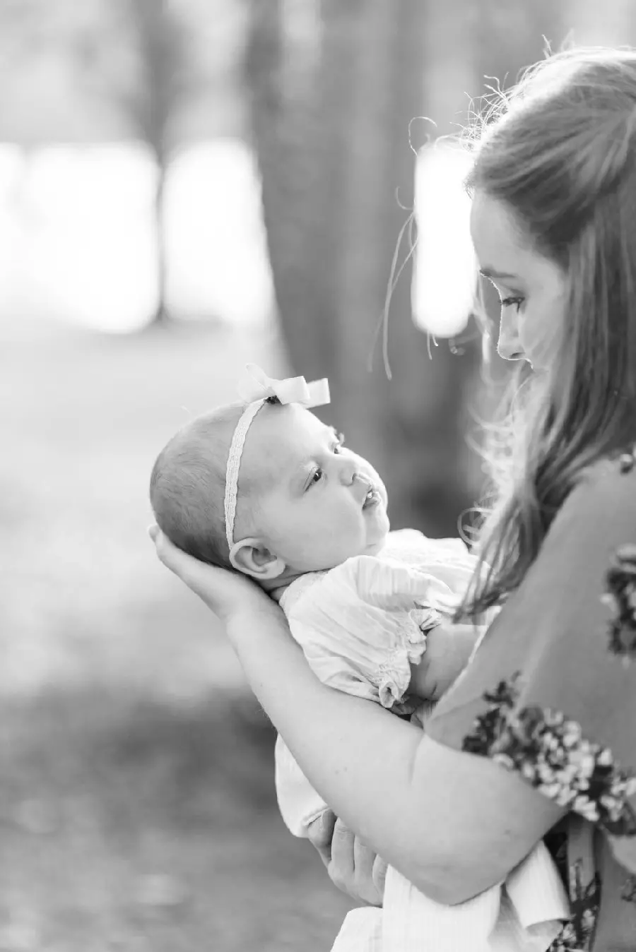 Black and White Masterpiece Background of Mother and Baby for Mobile