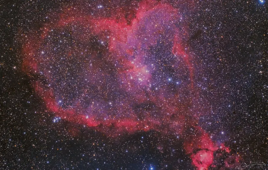 Download a huge and blurred image of the heart nebula in high quality for iPhone