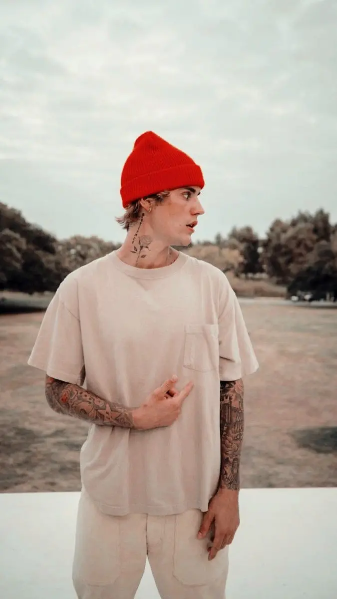High-quality profile photo of Justin Bieber with a special red hat for the profile 
