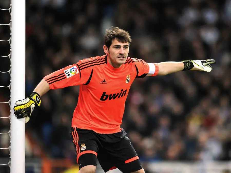 Laptop background of Casillas with a red shirt next to the post