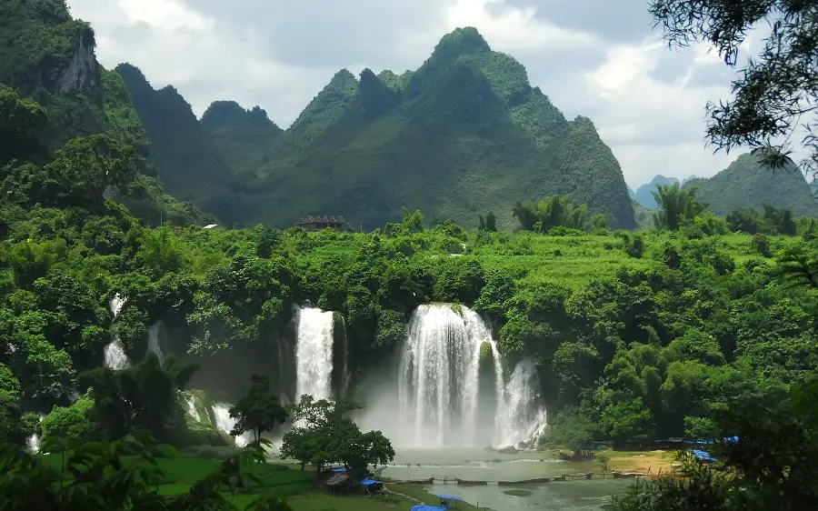 Eye-catching and lovely wallpaper of a beautiful waterfall for laptops and computers 