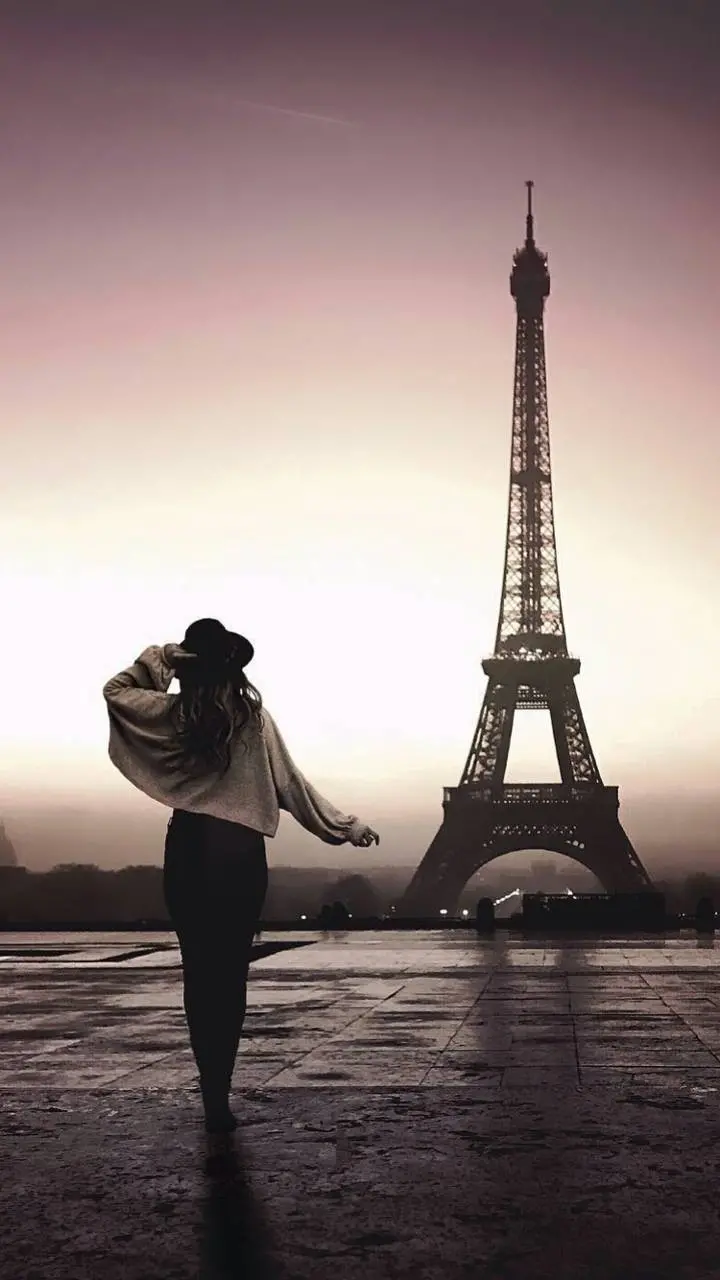 Full HD masterpiece image of a girl next to the Eiffel Tower with a sad theme