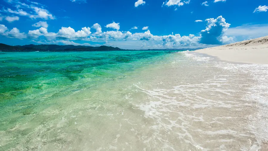 Beautiful wallpaper of the wavy sea from nature, full quality, suitable for mobile