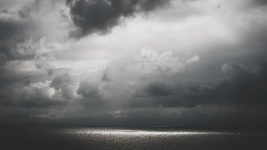 4k wallpaper of cloudy and stormy weather suitable for Windows 11