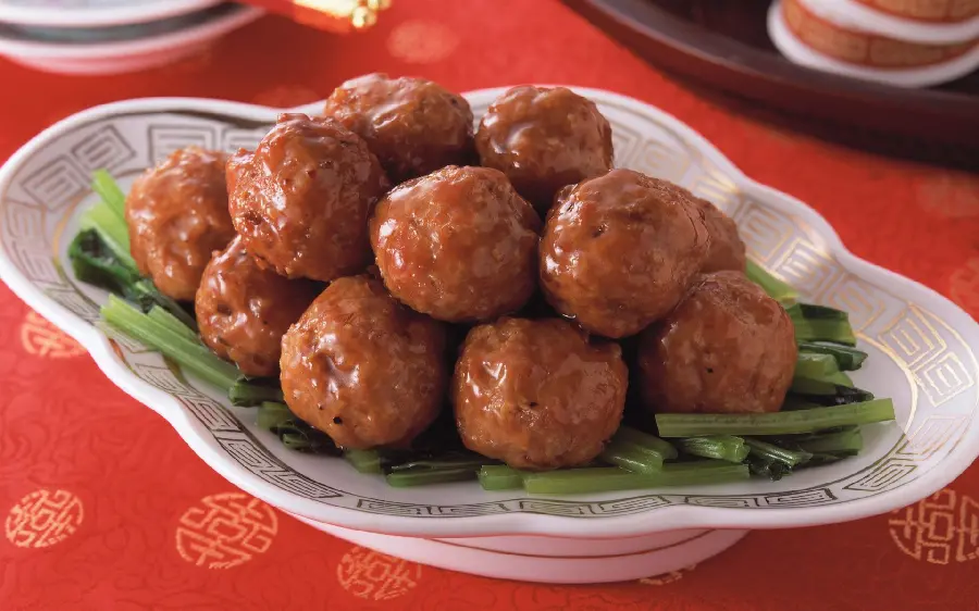 Download the most visited high-quality hd background of the most pleasant and delicious food, meatballs with spinach stalks at the bottom and a special semicircular edge dish