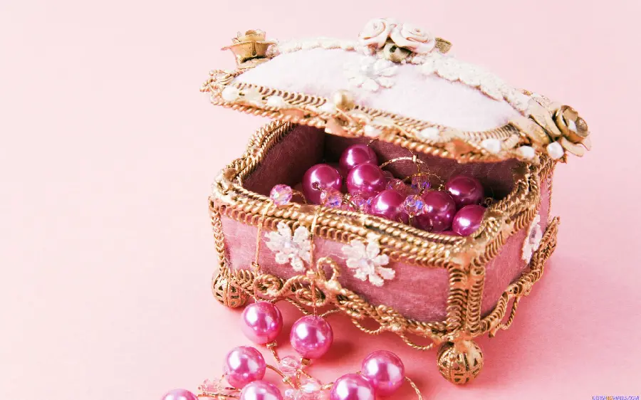 Full HD wallpaper of large pink pearls in a box