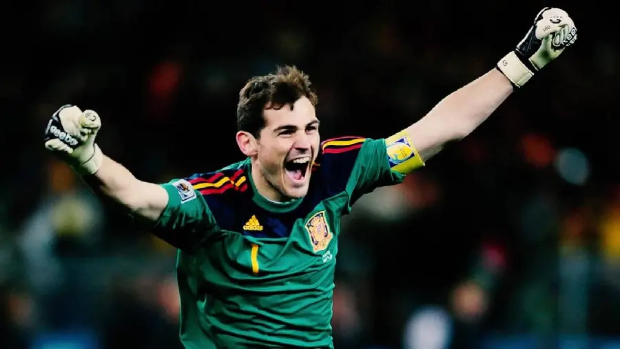 Happy Wallpaper of Casillas Goalkeeper in Green Shirt