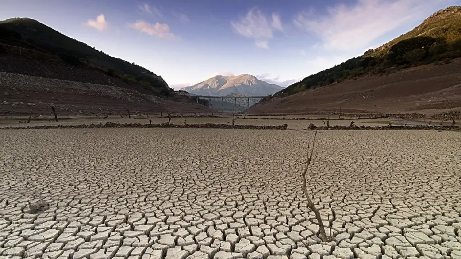  Unbelievable and regrettable images and landscapes of waterless and grassy nature and a large river dried up due to drought