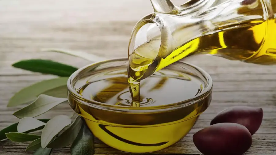 Special wallpaper of olive oil with spectacular color and shine for Windows 11