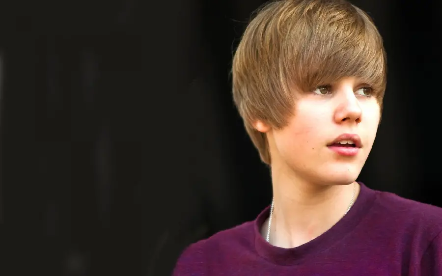 Famous Old Photo of Justin Bieber with Black Background 