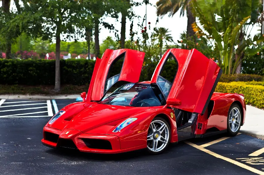 Download high quality and beautifully designed red Ferrari Enzo wallpaper
