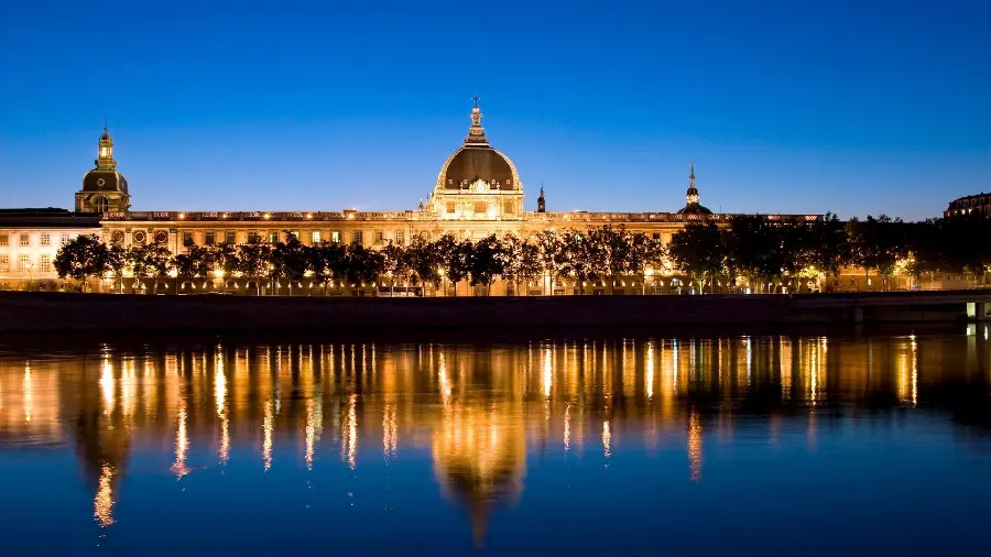Download the background photo of the famous and spectacular building of St. Petersburg in HD