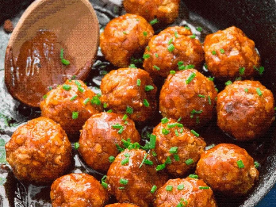 Download the most special wallpaper with amazing quality of the most lovely and delicious food, meatballs dipped in sauce, decorated with small onions and special for social networks