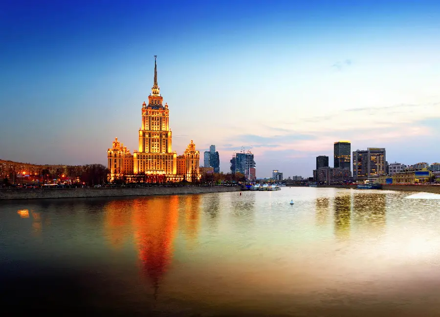 Download the Brilliant Wallpaper of the City Landscape Near the Sea at Sunset