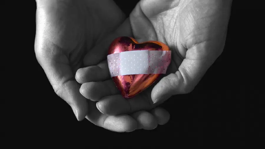 Picture of a broken heart glued with a dark theme and HD quality for a profile 