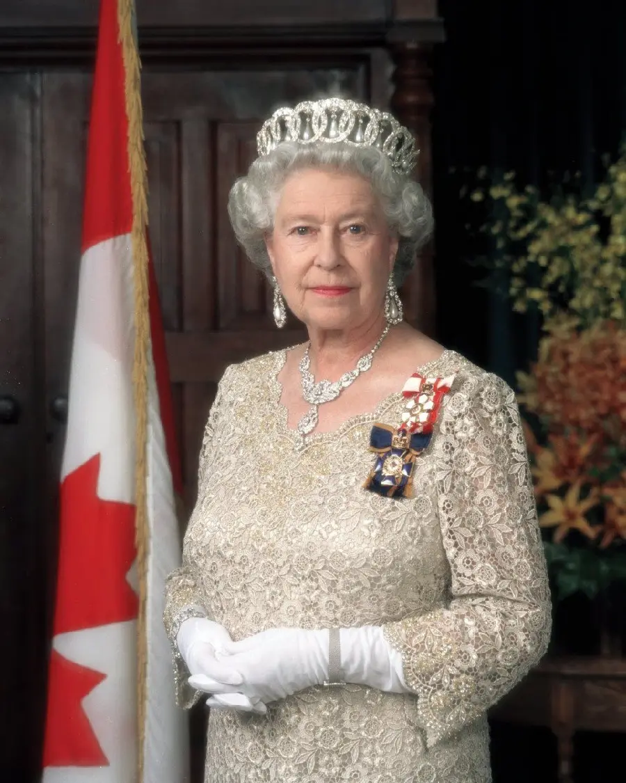 Gorgeous 8K image of the Queen of England in a glamorous dress