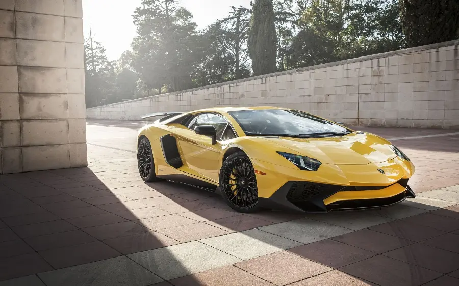 Cool and attractive yellow Lamborghini car wallpaper for desktop