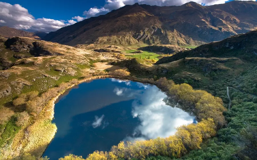 Cool wallpaper of famous heart-shaped lake in New Zealand 2022