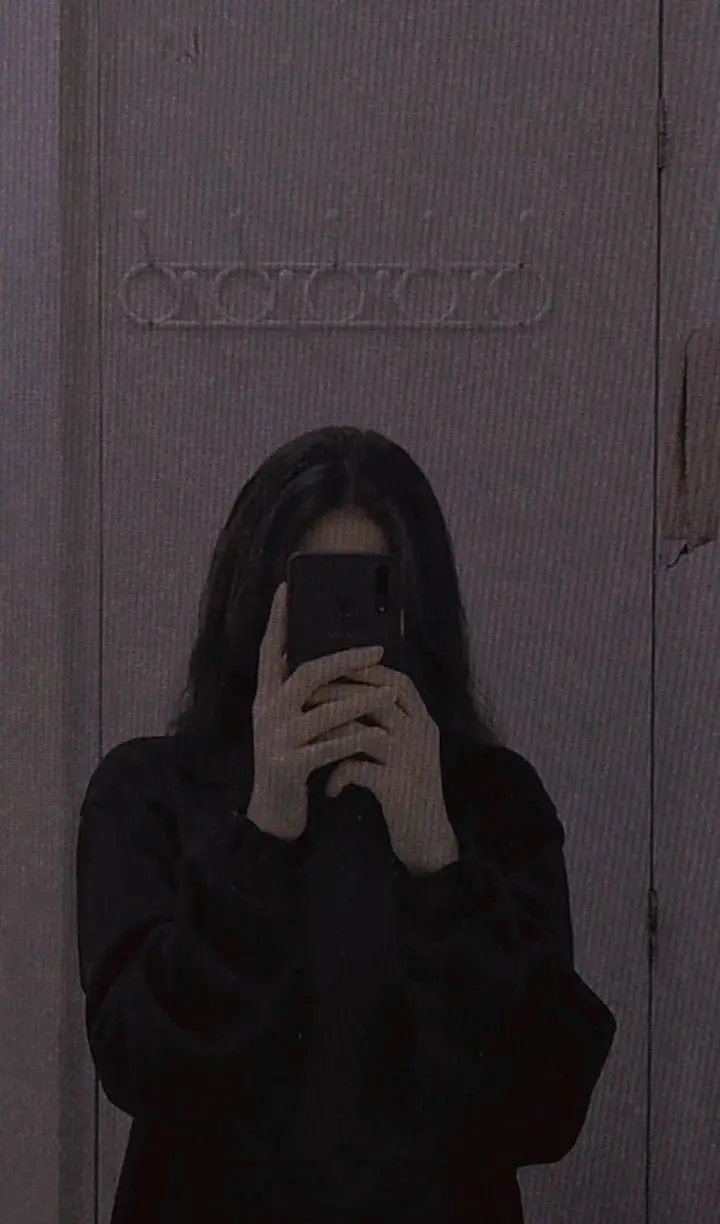 Download stylish girl's profile picture with a selfie in the mirror
